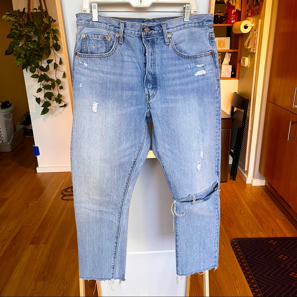 Levi’s 501s Distressed Light Blue Cropped 32